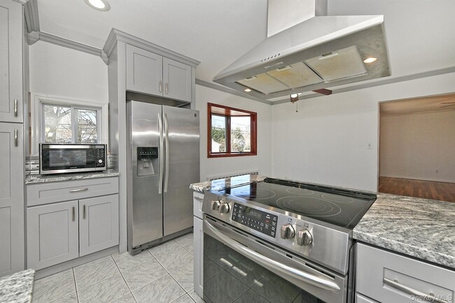 Building Photo - 110 Dix Hills Rd