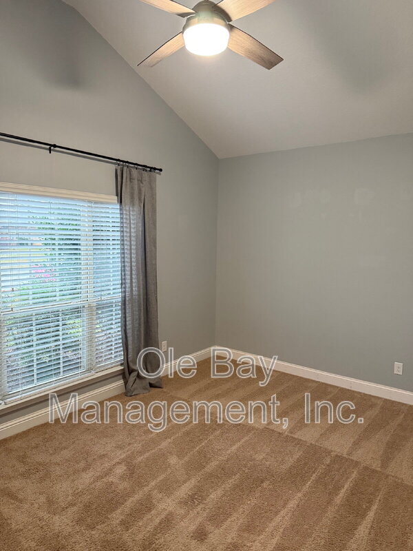 Building Photo - 10013 Summer Woods Cir N