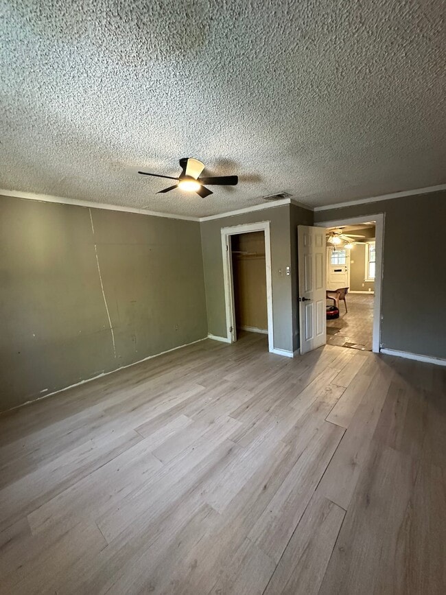 Building Photo - 944 W Lynwood Ave