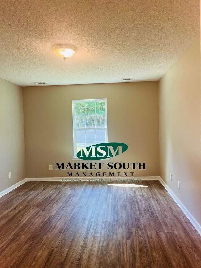 Building Photo - *APPLICATION PENDING!!** 4 Bedroom Beauty