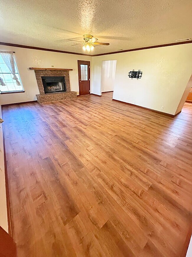 Building Photo - Nice 3 Bdrm 2 Bath Home in Decatur Texas