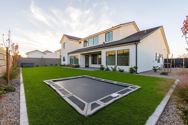 Building Photo - 6 bedroom with RV Garage and Hot Tub