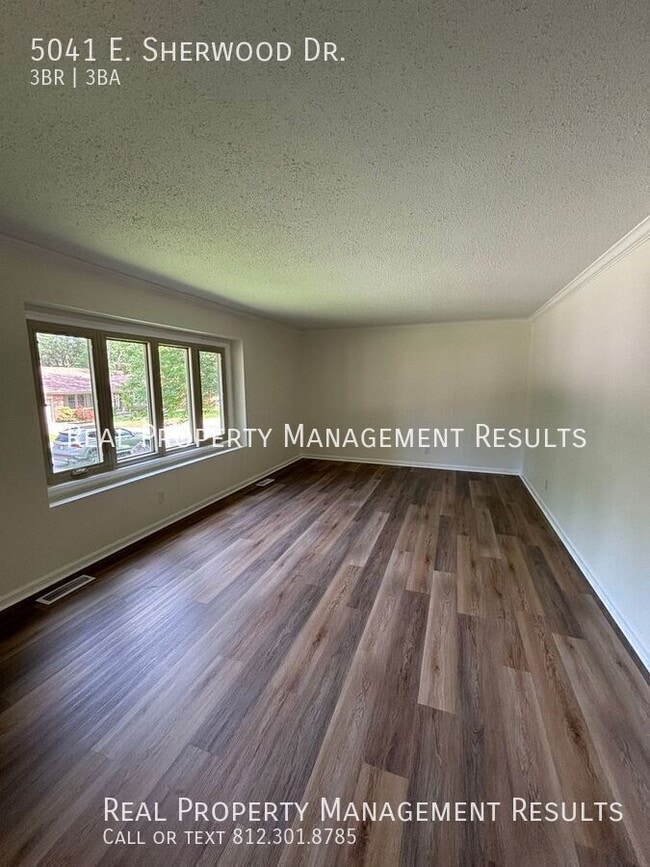 Building Photo - 5041 E Sherwood Dr
