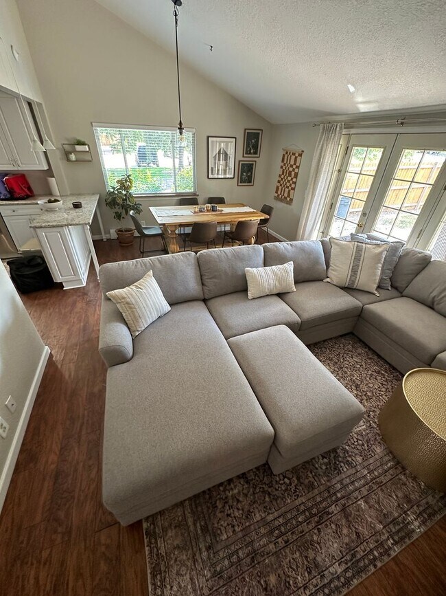 Building Photo - 2807 Benton St.