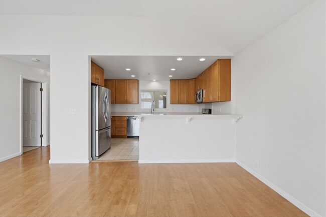 Building Photo - Top-Floor 3BR in Duplex Near BART | Vaulted Ceilings | In-Unit Laundry | Garage Parking