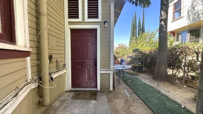 Building Photo - 510 W Olive Ave