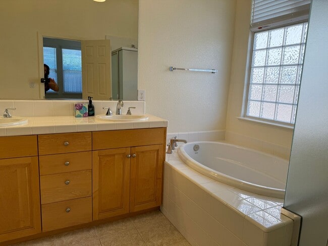 Building Photo - 877 Emerald Hills Cir