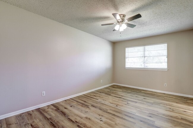 Building Photo - 3 Bedroom 1.5 Bathroom Ranch House