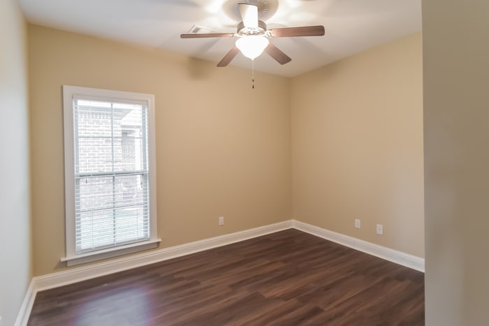 Building Photo - 363 Country Club Dr