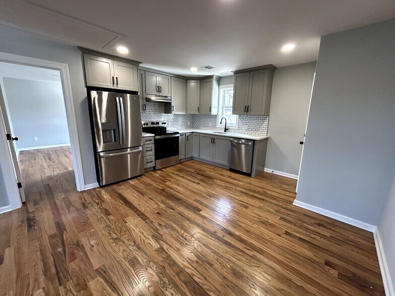 Kitchen with SS Applcs - 77 Shepherds Ln