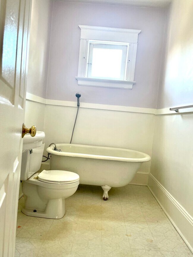 Building Photo - Spacious 3 Bed/2 Bath Home Minutes from Do...