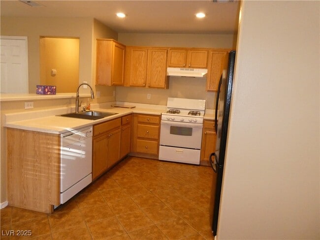 Building Photo - 941 Medina De Leon Ave