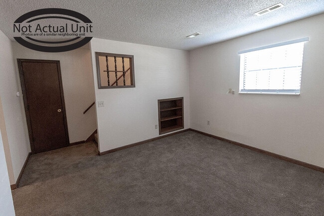 Building Photo - 420 NE Park Ln