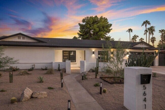 Building Photo - 5641 E Sharon Dr