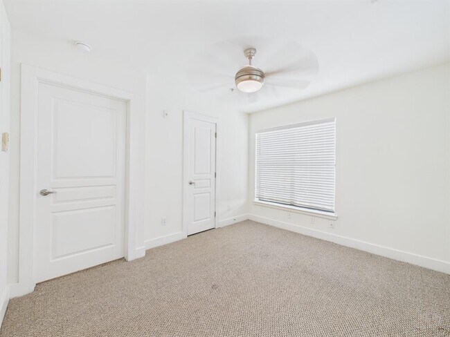 Building Photo - 711 W 32nd St