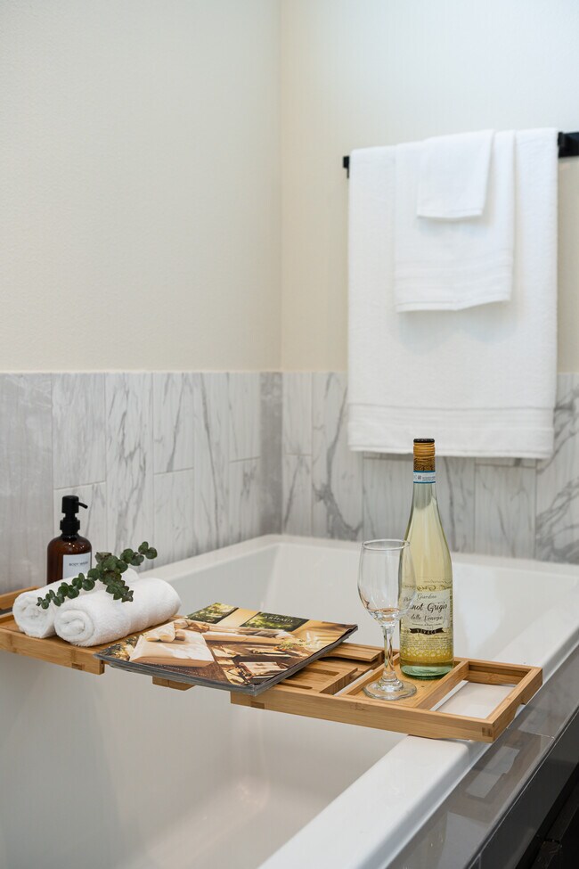 Building Photo - 913 Thompson St