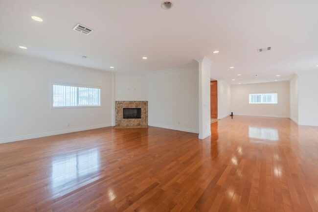 Building Photo - Spacious and Quiet Hawthorne Home!
