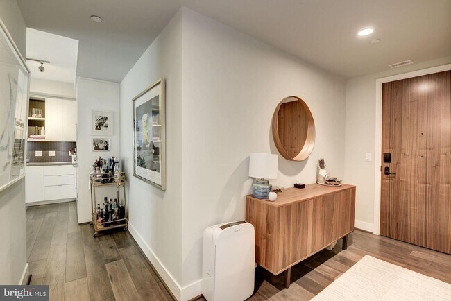 Building Photo - River-View 2BD Luxury Condo with Balcony and Parking!