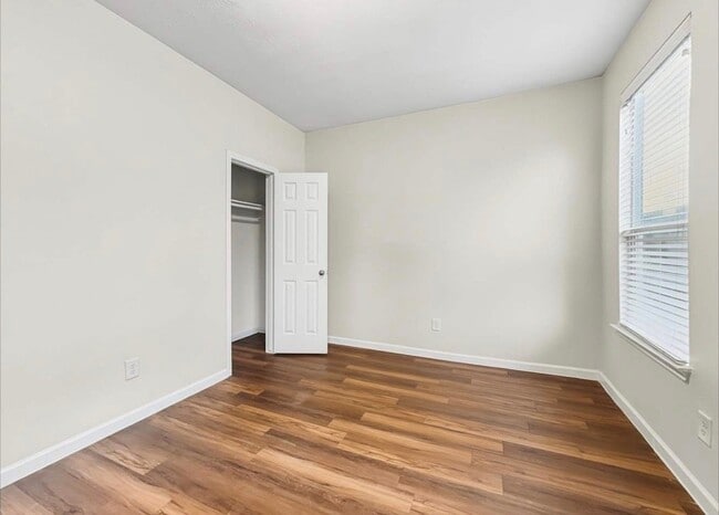 Building Photo - 2060 W Roeser Rd