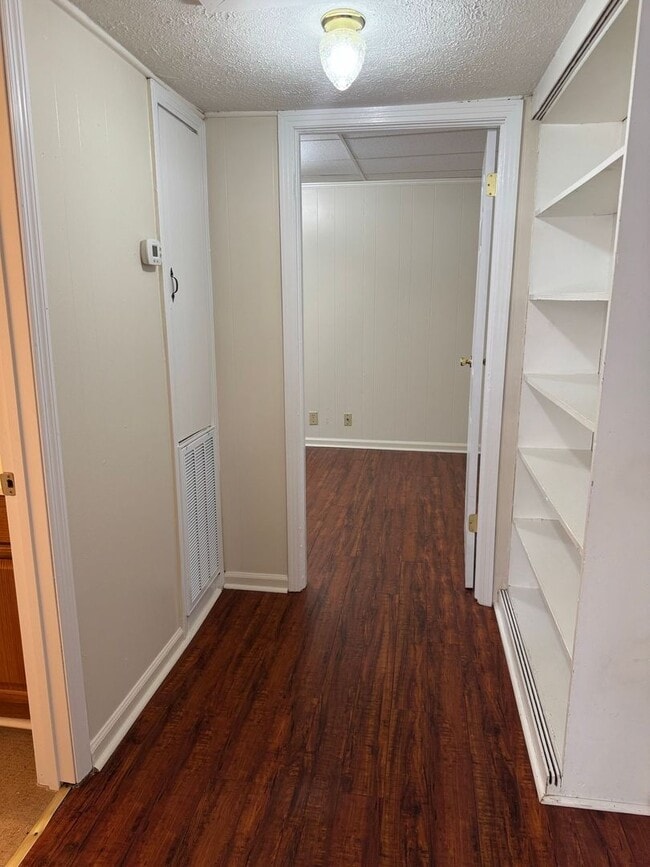 Building Photo - Lovely 3 Bdr/1 Ba Home, tucked away yet ST...