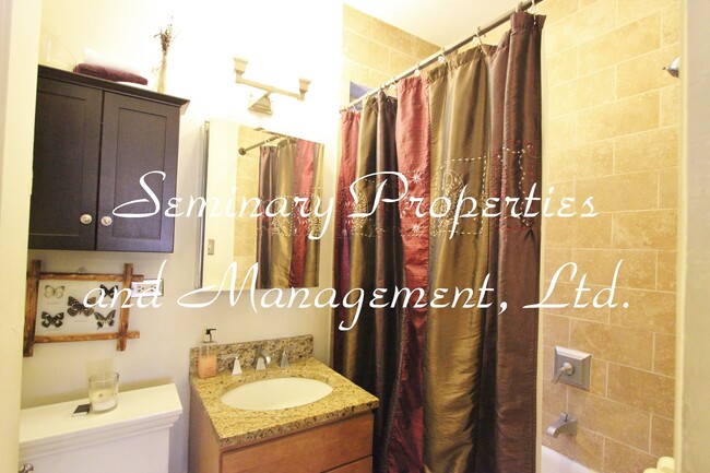 Interior Photo - 5826-28 N Ridge