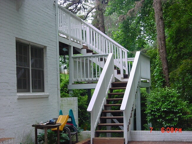 Building Photo - 211 Surrey Rd