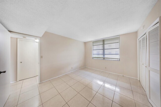 Building Photo - 2601 S Palm Aire Dr