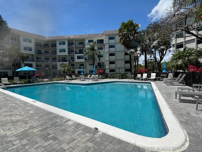 Building Photo - 900 River Reach Dr