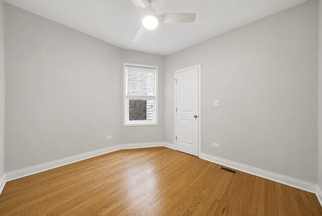 Building Photo - 5039 W Cullom Ave