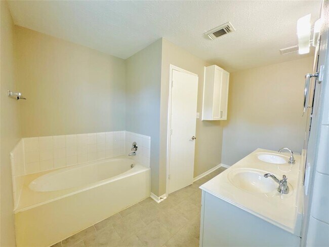 Building Photo - 2506 Teal Run Pl Dr
