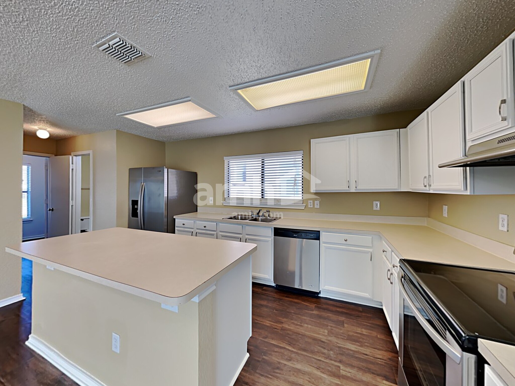 Building Photo - 304 Sandlewood Ln