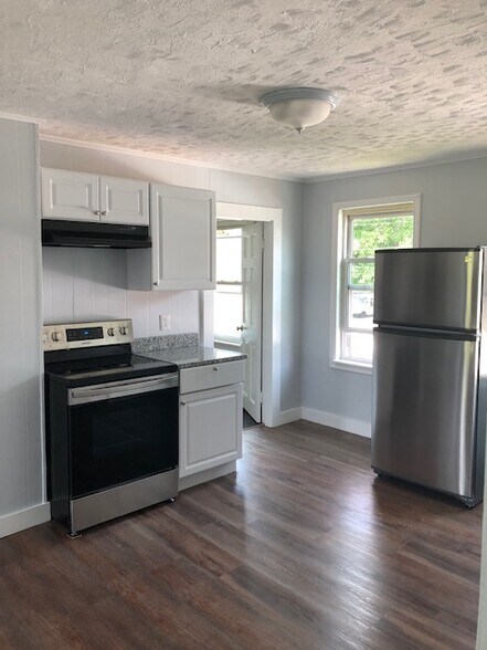 Building Photo - 93 1/2 Lake St