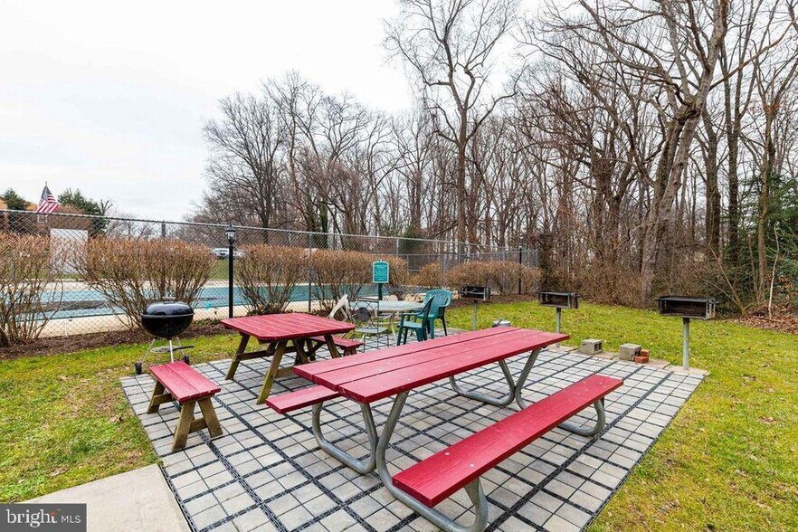 Building Photo - 3945 Lyndhurst Dr