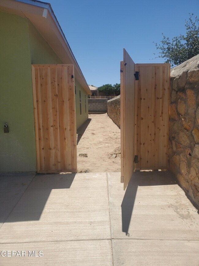 Building Photo - 309 Mora Dr