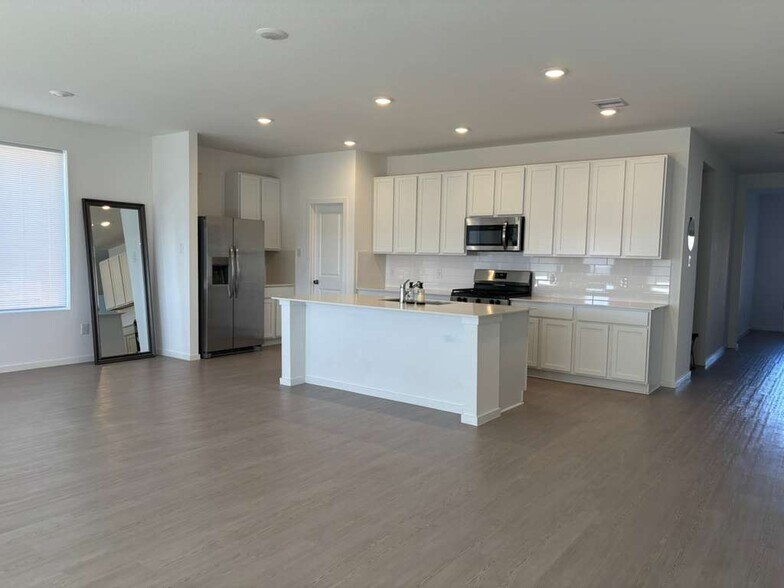 Building Photo - 6714 Violet Clover Ave