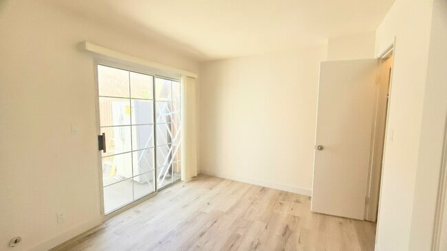 Building Photo - Gorgeous Remodeled 3bed 3bath 2 car garage...