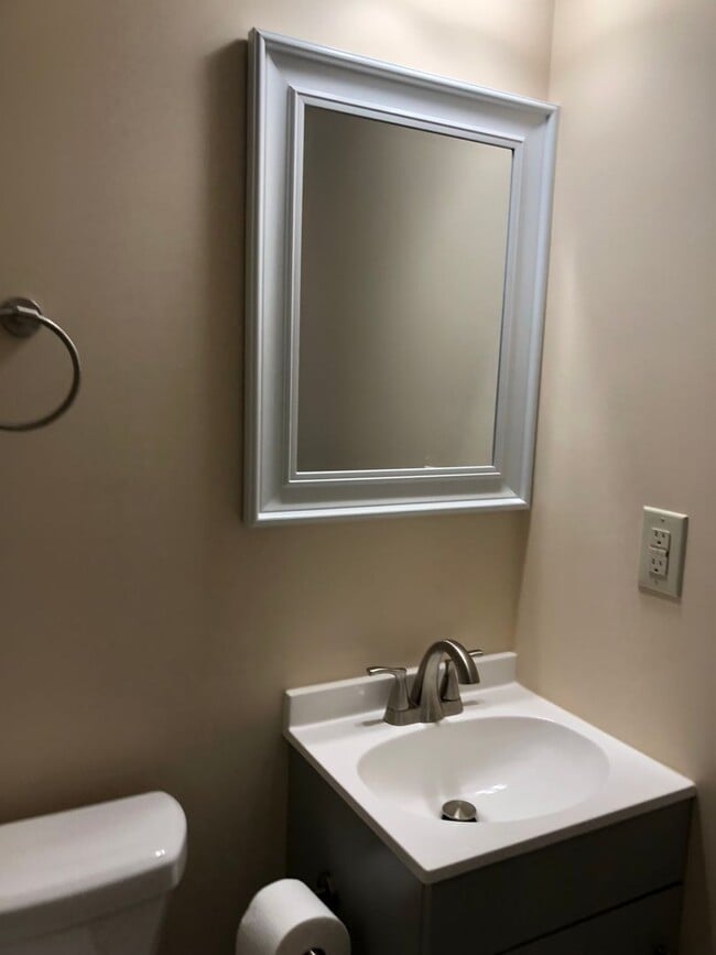 Building Photo - 2016 Iris Rd