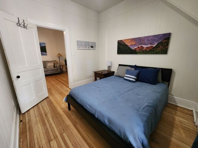 Building Photo - 1 Bed 1 Bath right in Old Colorado City
