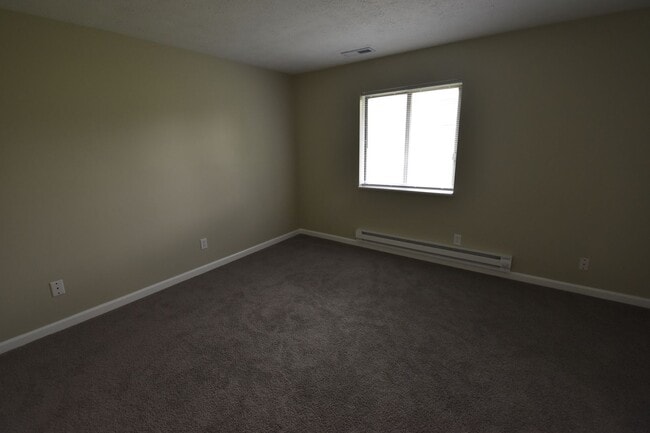 Building Photo - 3 Bedroom, 1 Bath Ranch in Greenfield