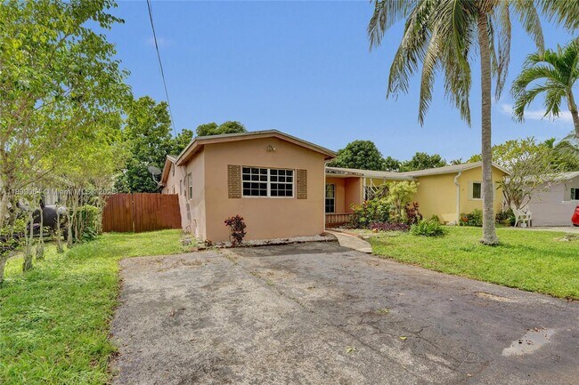 Building Photo - 6860 SW 18th Ct
