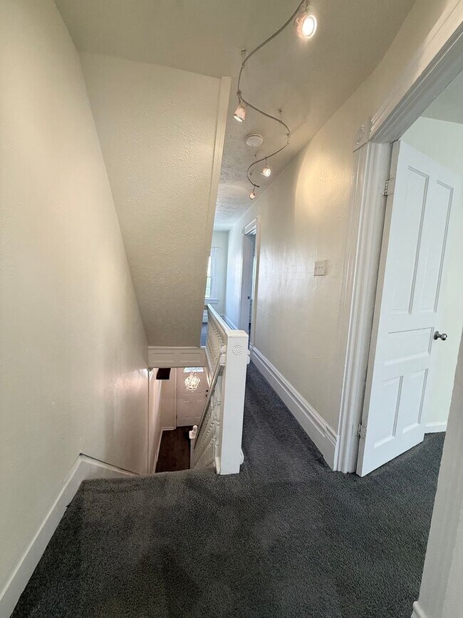 Building Photo - Updated 4BR / 2 Bath Home with off-street parking!