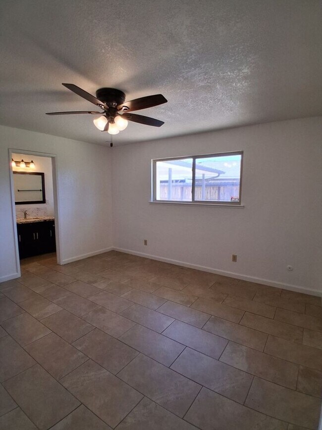 Building Photo - Updated Single-Story 3BR Home with Spacious Living Areas & Convenient Location!