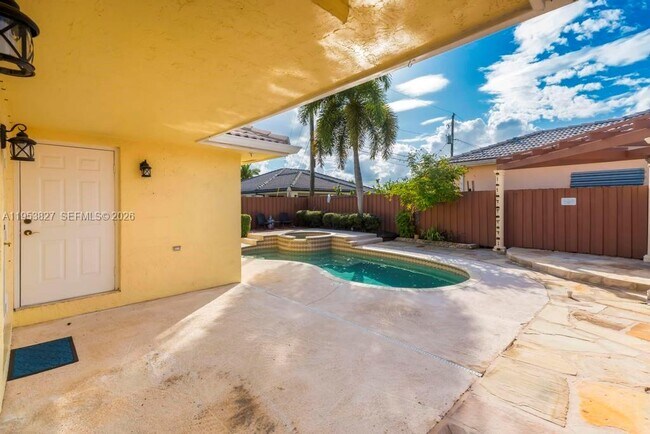 Building Photo - 4370 SW 82nd Ave