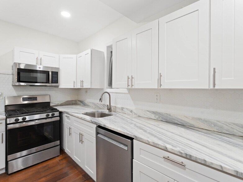 Building Photo - 2443 Nicholas St