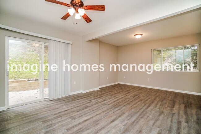 Building Photo - Spacious 3 Bed 2 Bath in McKees Rocks