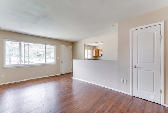 Building Photo - 3 Bedroom, 2 Bathroom!