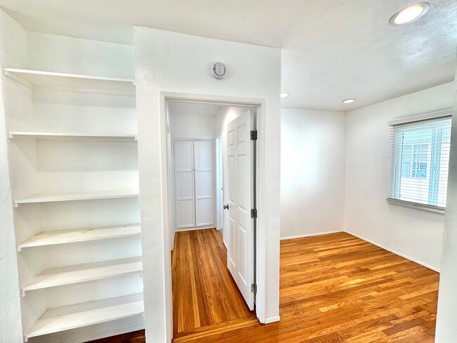 Building Photo - An apartment with character! Hardwood floors, built-ins - TOP FLOOR - 1 Bed / 1 Bath!