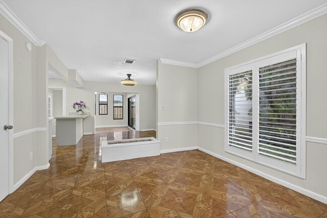 Building Photo - 323 Sandtree Dr