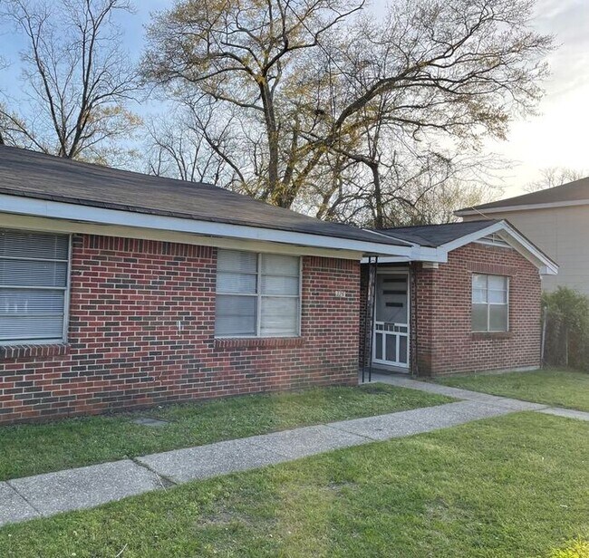 Building Photo - 1/1 Apartment Downtown Prattville!!!