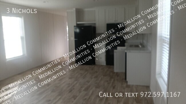 Building Photo - 3 Nichols-